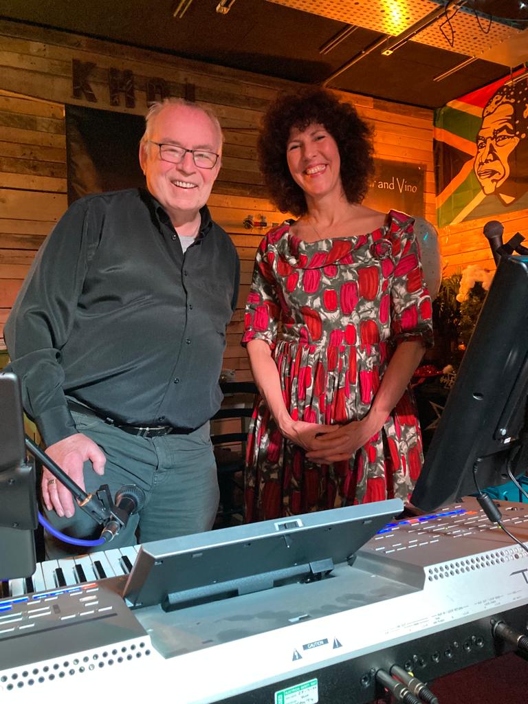 Leon &amp; Suzie - Keyboard &amp; Vocal Duo