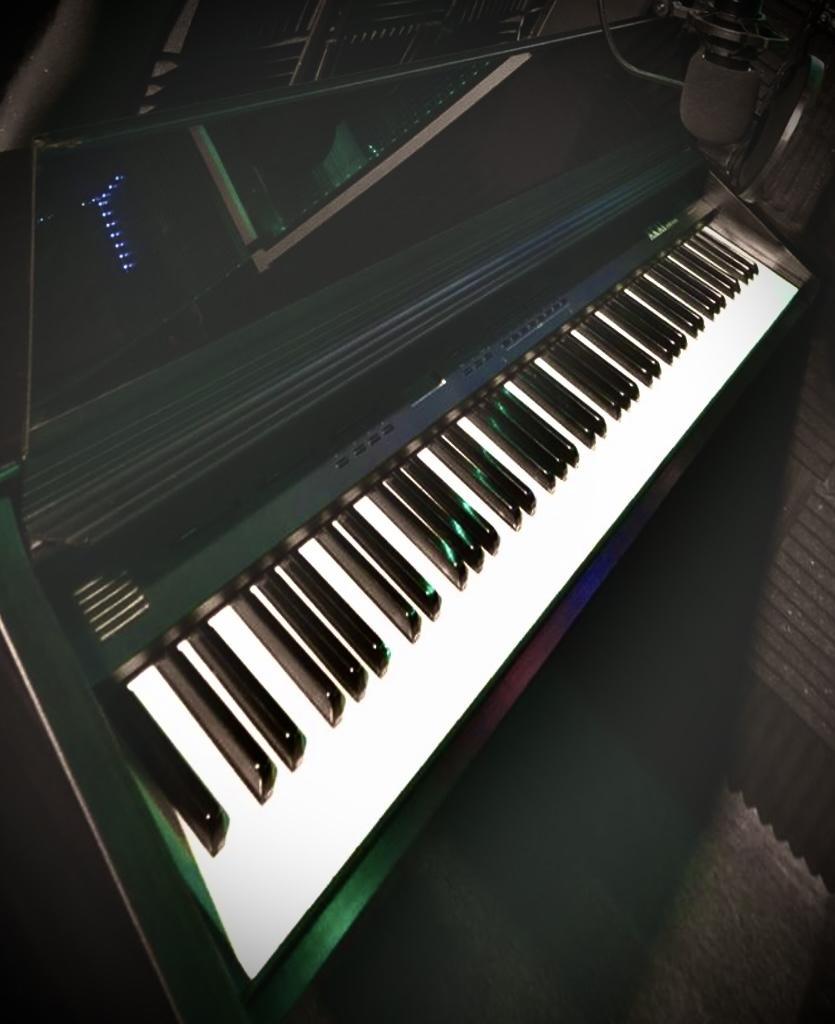 MIDI Keyboard with Condenser Microphone